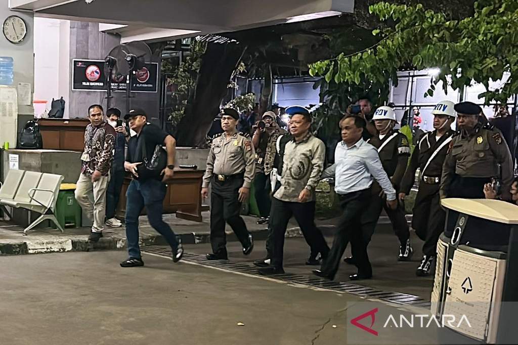 Eks Jampidsus Febrie Adriansyah tiba di Rutan KPK