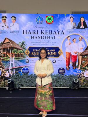 Ellen Honandar Sondakh tampil anggun mengenakan kebaya pada peringatan Hari Kebaya Nasional