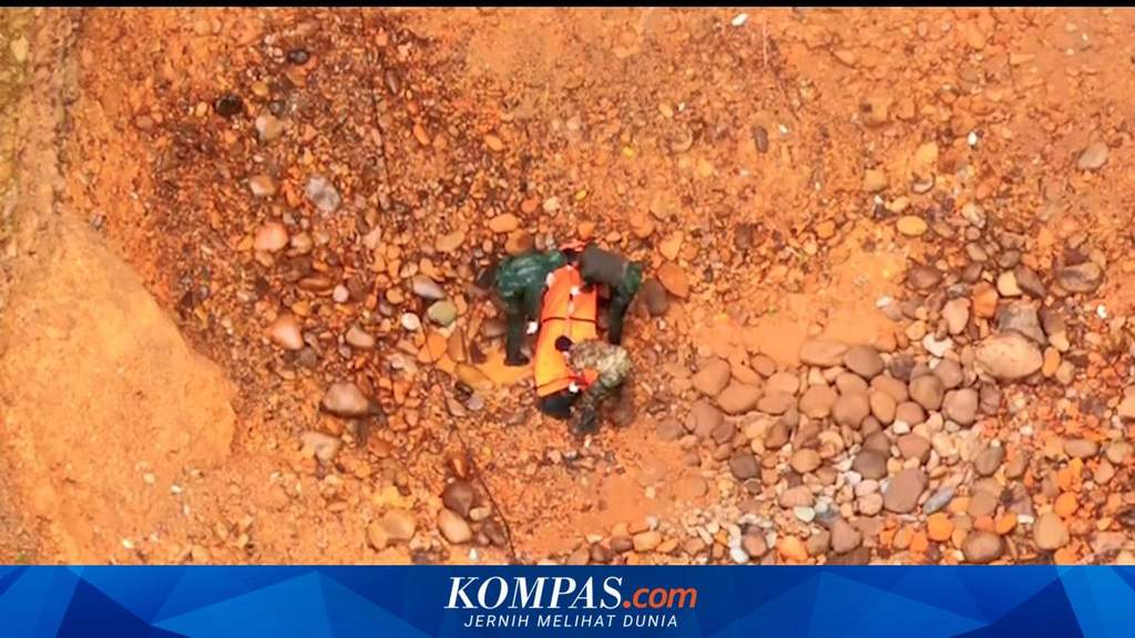Evakuasi jenazah korban penembakan OPM di Yahukimo oleh TNI dari dasar longsoran