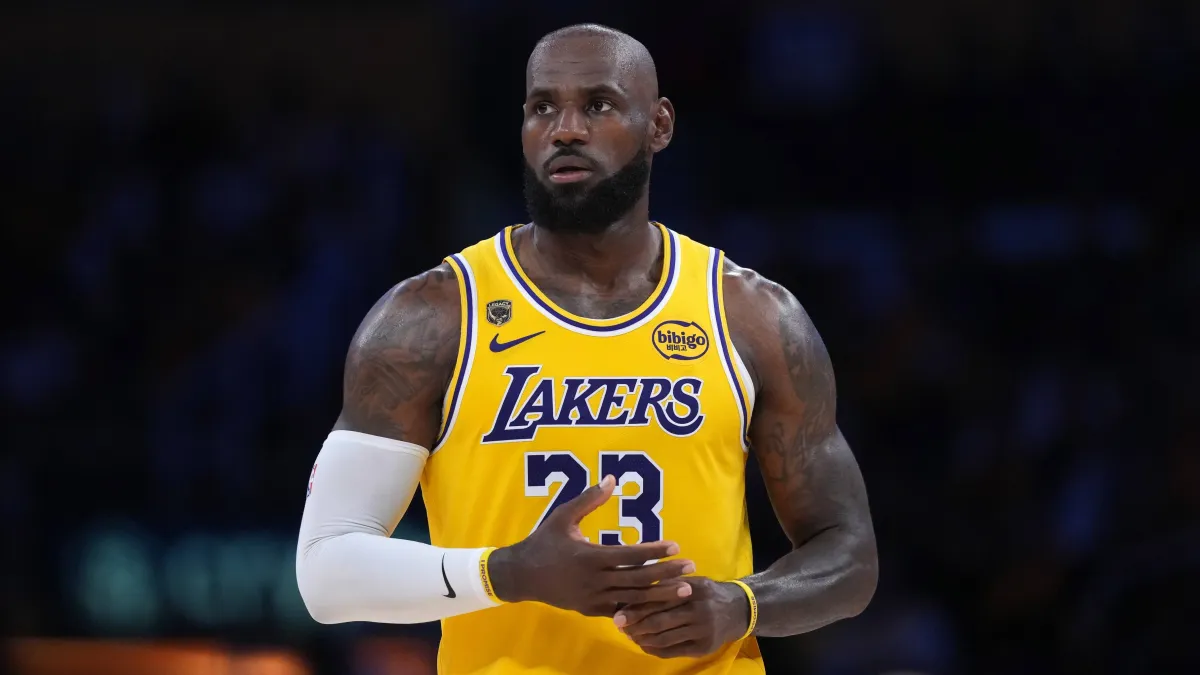 Pebasket LeBron James mempertimbangkan opsi klub baru di free agency NBA 2026