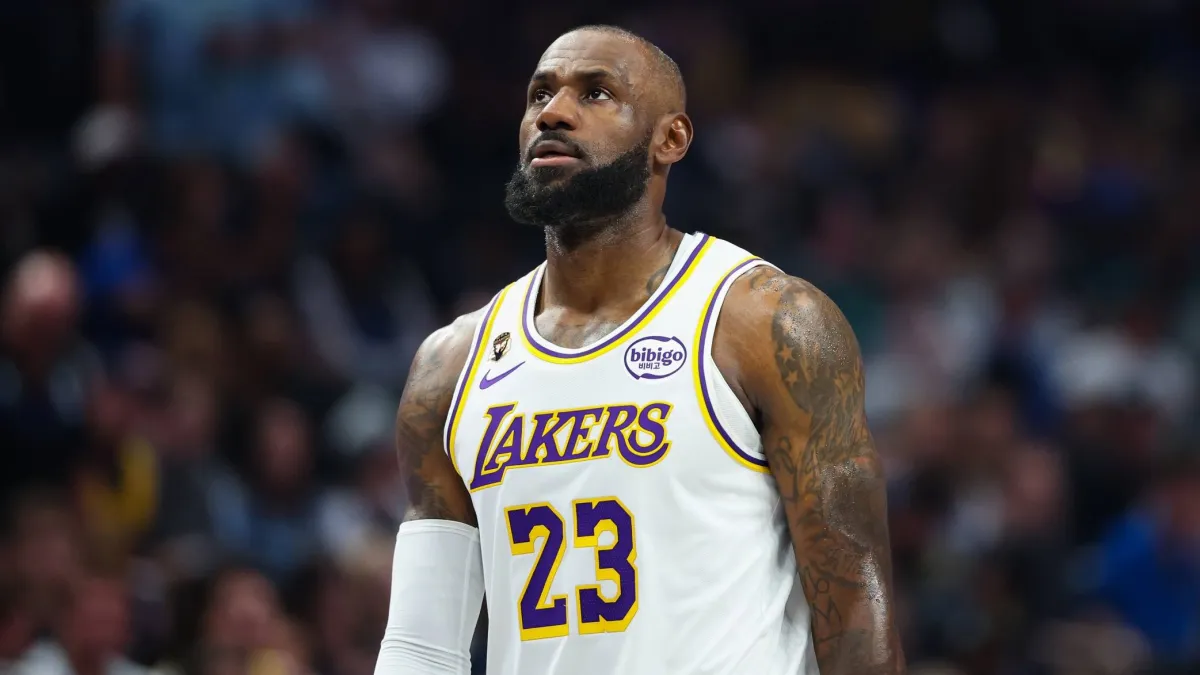 Pemain NBA LeBron James saat bertanding di lapangan