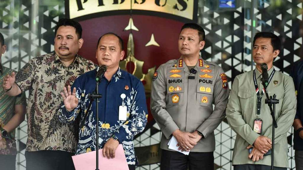Mantan Jampidsus Febrie Adriansyah diperiksa sebagai tersangka korupsi di Gedung Kejagung
