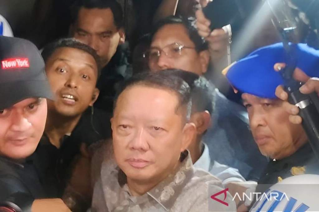Febrie Adriansyah usai diperiksa sebagai tersangka TPPU di Gedung Kejagung