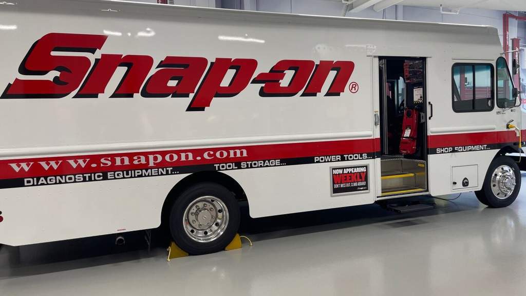 Presiden Chicago Fed Austan Goolsbee saat mendatangi pabrik produsen perkakas Snap-on di Wisconsin