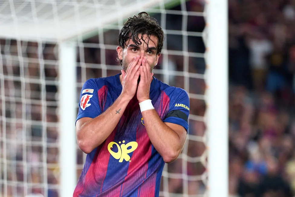 Ferran Torres mengenakan seragam Barcelona sedang berbincang dengan pelatih Luis Enrique di lapangan