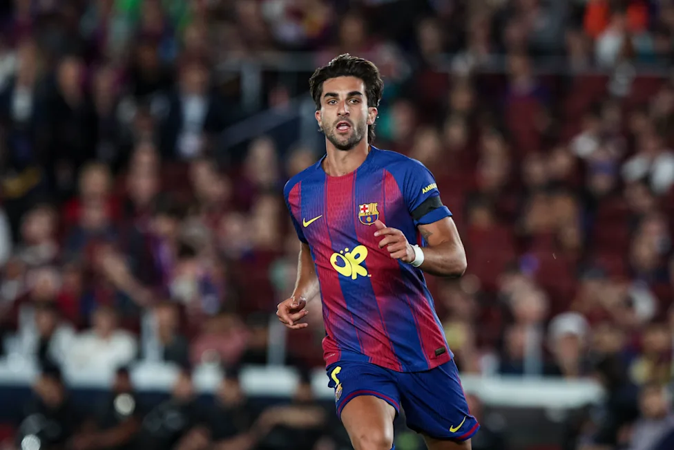 Ferran Torres merayakan gol bersama Spanyol dengan latar logo PSG dan Barcelona