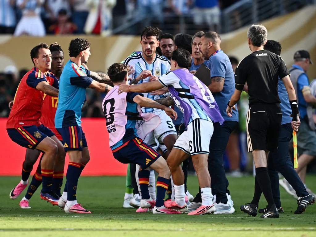 Keributan pemain Spanyol dan Argentina seusai final Piala Dunia 2026