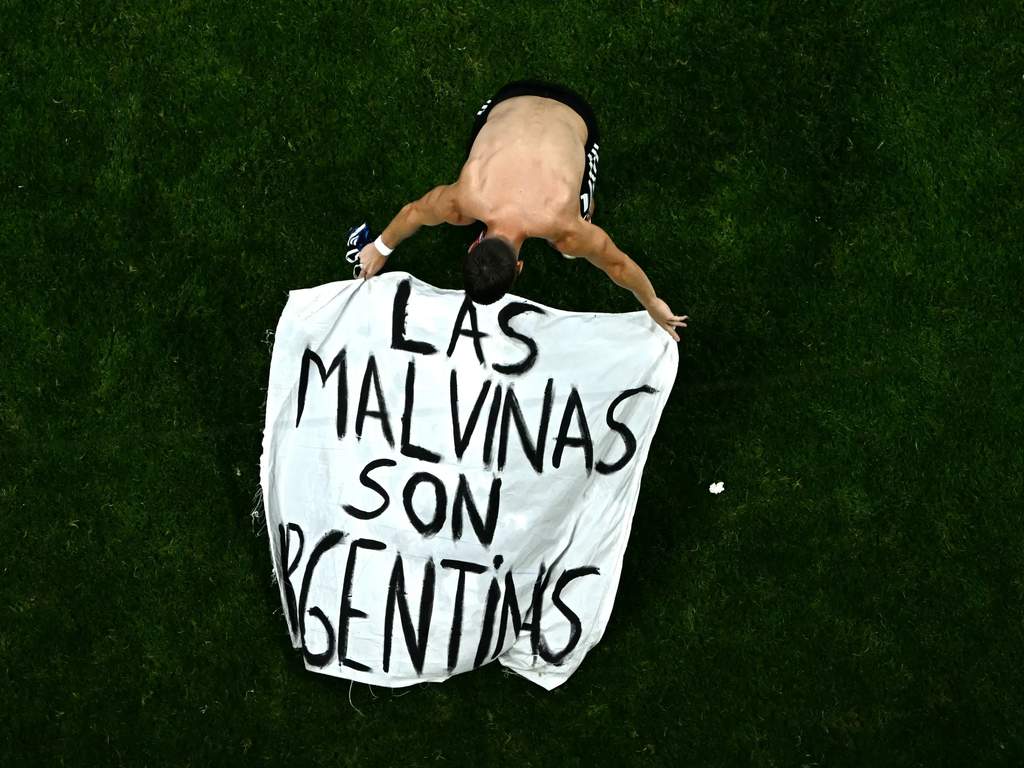 Pemain Timnas Argentina membentangkan spanduk klaim Kepulauan Falkland di semifinal Piala Dunia 2026