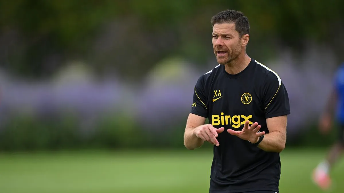 Manajer Chelsea Xabi Alonso memimpin sesi latihan tim di Cobham jelang pramusim