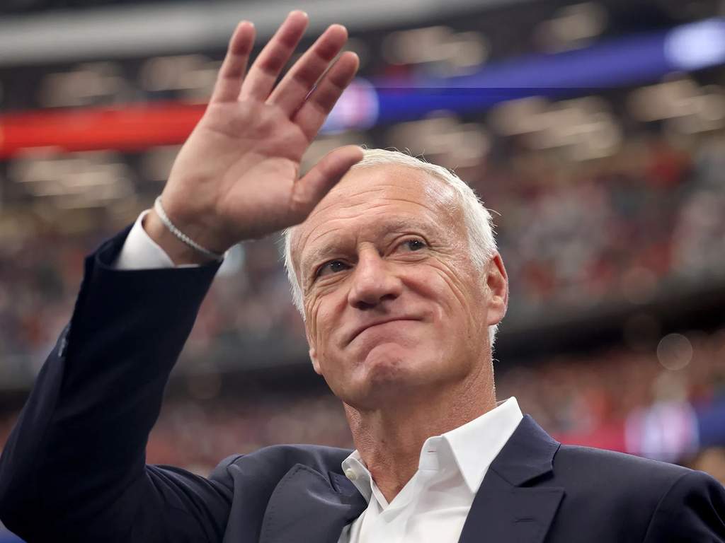 Didier Deschamps memberikan instruksi terakhir kepada pemain Prancis menjelang laga melawan Inggris