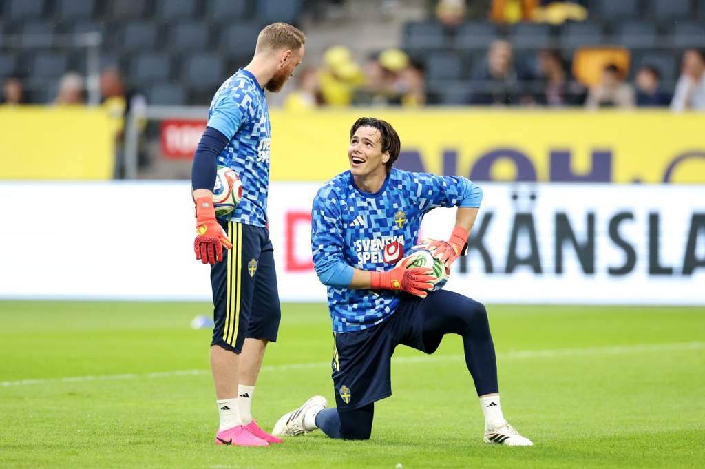 Frankfurt Saingi Leeds United Berburu Kiper Swedia Zetterström