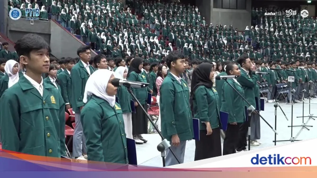 Suasana kampus Institut Teknologi Bandung saat penerimaan mahasiswa baru