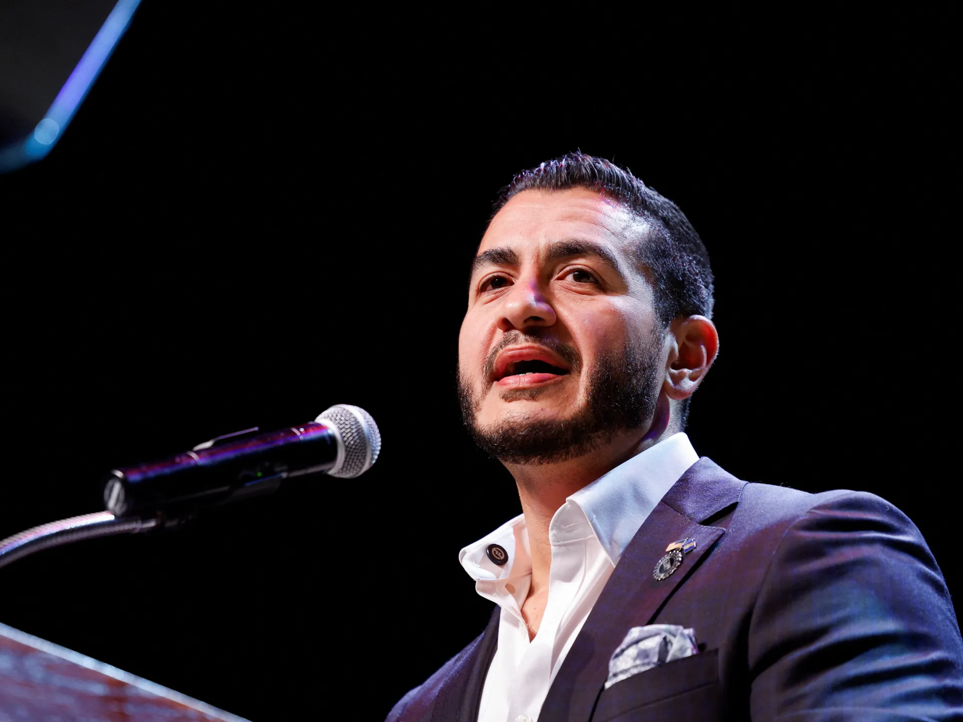 Abdul El-Sayed saat memberikan pidato usai menang pemilu pendahuluan Senat AS di Michigan