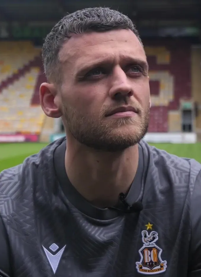 Foto profil Aden Baldwin, bek tengah profesional Bradford City saat bertanding