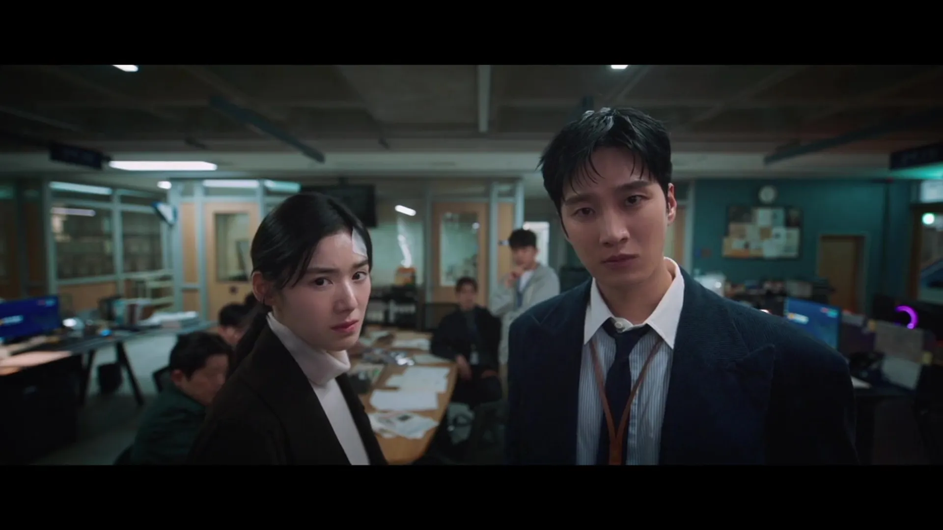 Ahn Bo Hyun dalam adegan investigasi serial drama Korea Flex X Cop 2