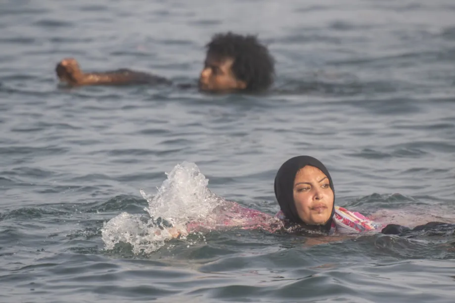 Imigran tiba di pesisir kota Spanyol di Ceuta setelah mencoba berenang dari Maroko.