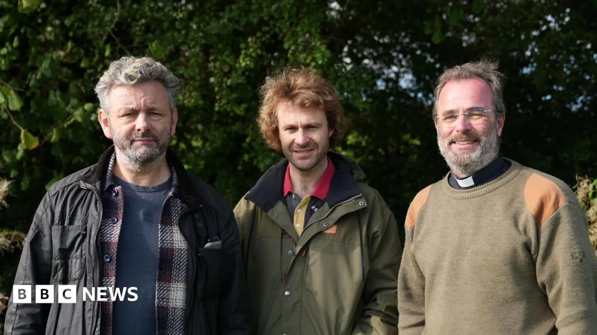 Aktor Hollywood Michael Sheen bersama kimiawan lingkungan dan vikaris di Shropshire