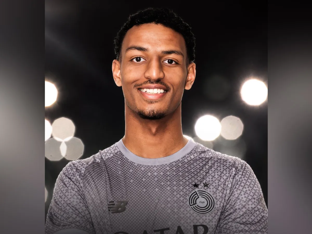 Kiper baru Al Sadd Abubaker Hassan berpose dengan jersey klub