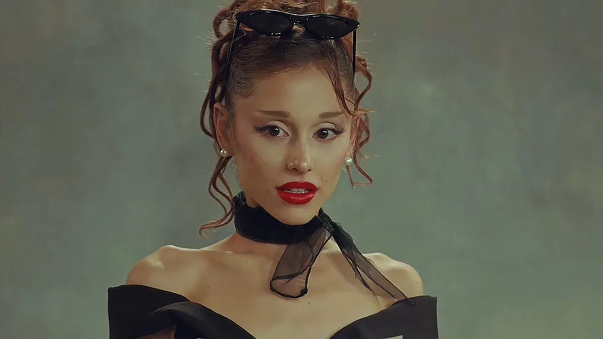 Penyanyi pop global Ariana Grande saat tampil di atas panggung