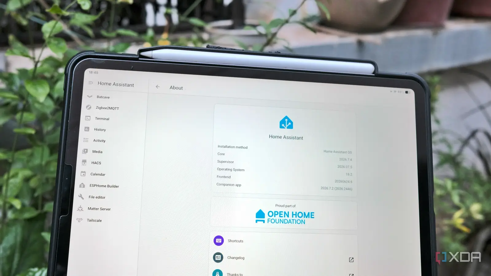 Tampilan antarmuka sistem otomatisasi Home Assistant pada layar perangkat pintar