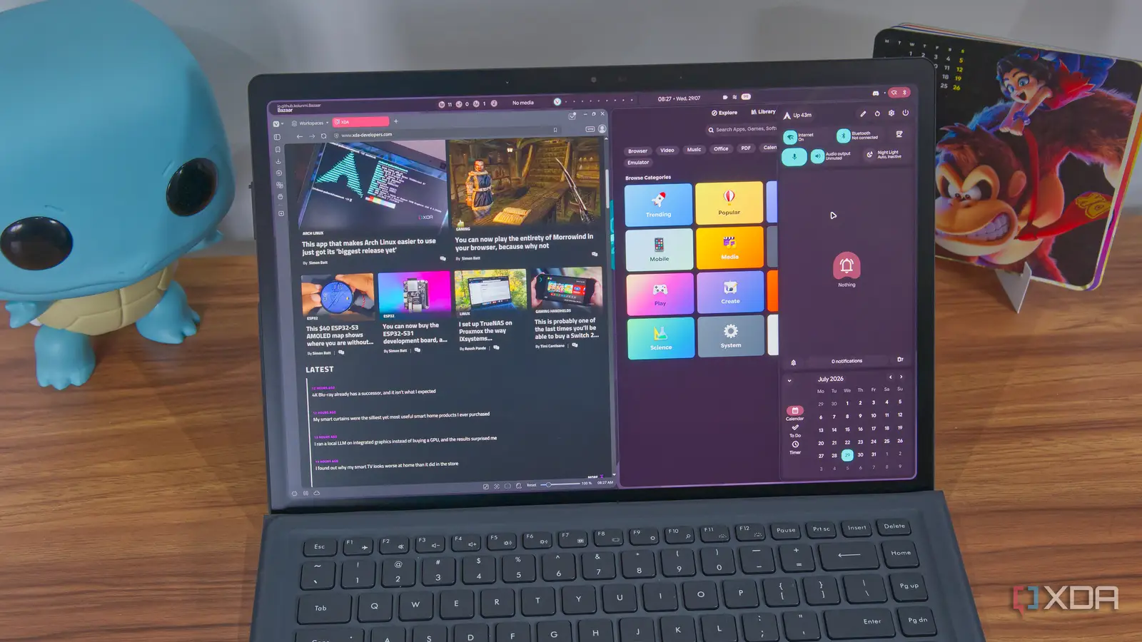 Tampilan layar desktop Hyprland dan KDE pada sistem operasi Linux