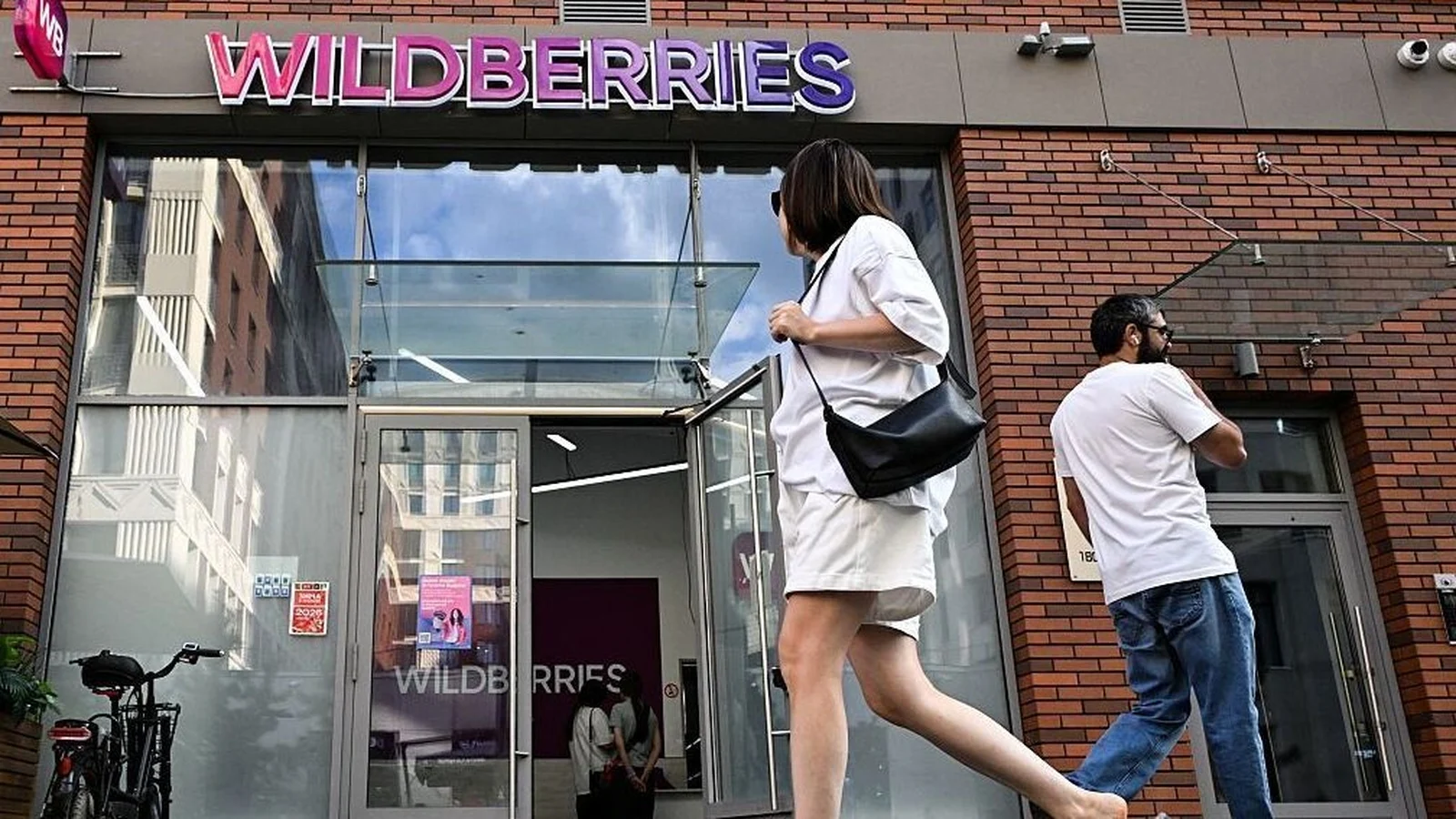 Gudang penyimpanan milik raksasa e-commerce Rusia Wildberries di tengah konflik
