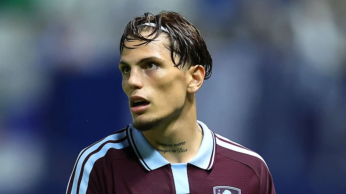 Alejandro Garnacho saat sesi latihan bersama Aston Villa di bursa transfer