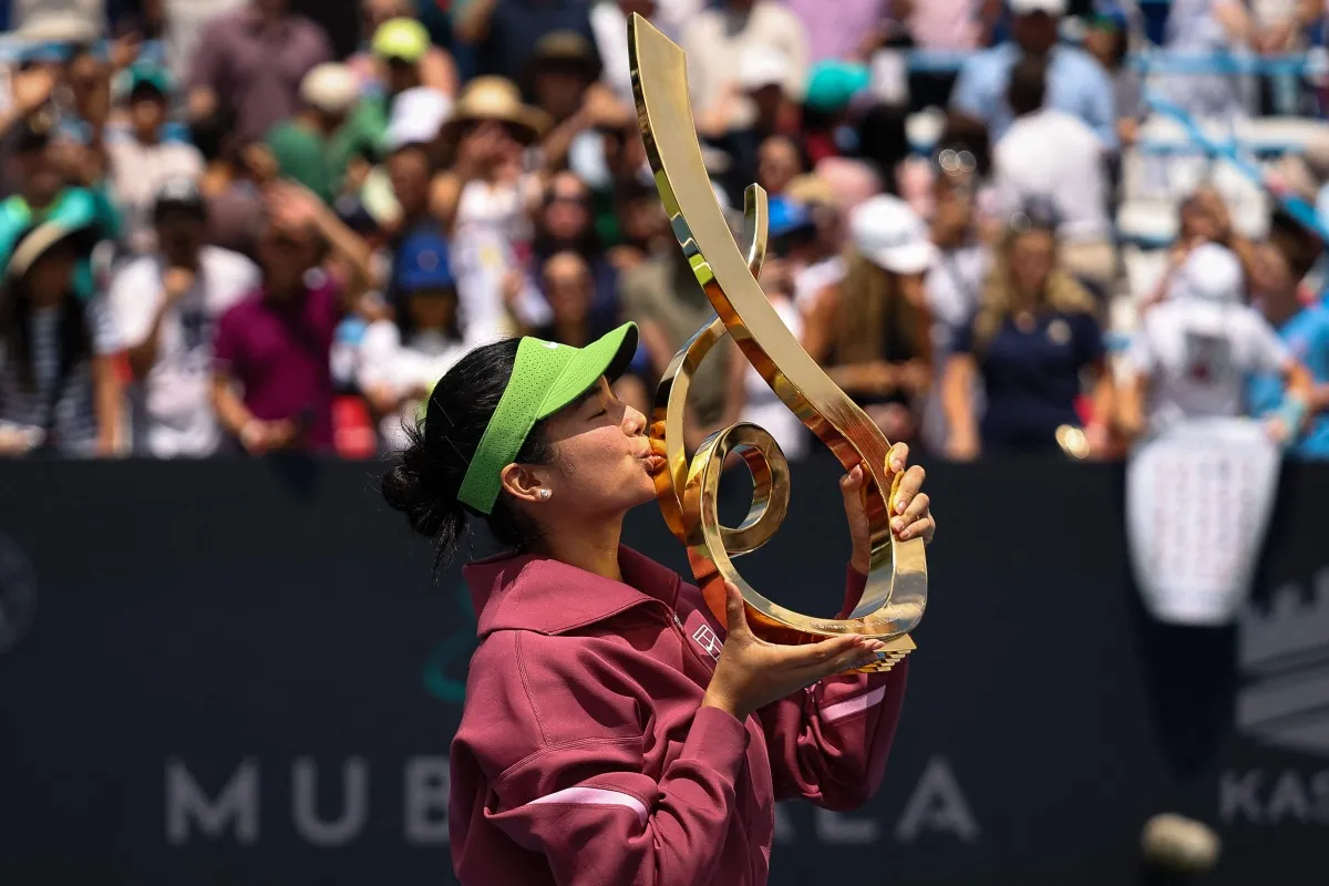 Alexandra Eala mengangkat trofi juara Washington Open 2026
