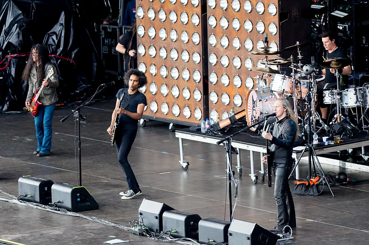 Panggung pertunjukan musik rock dengan latar belakang personel band Alice in Chains