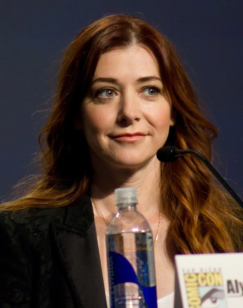 Foto Alyson Hannigan dalam balutan busana elegan