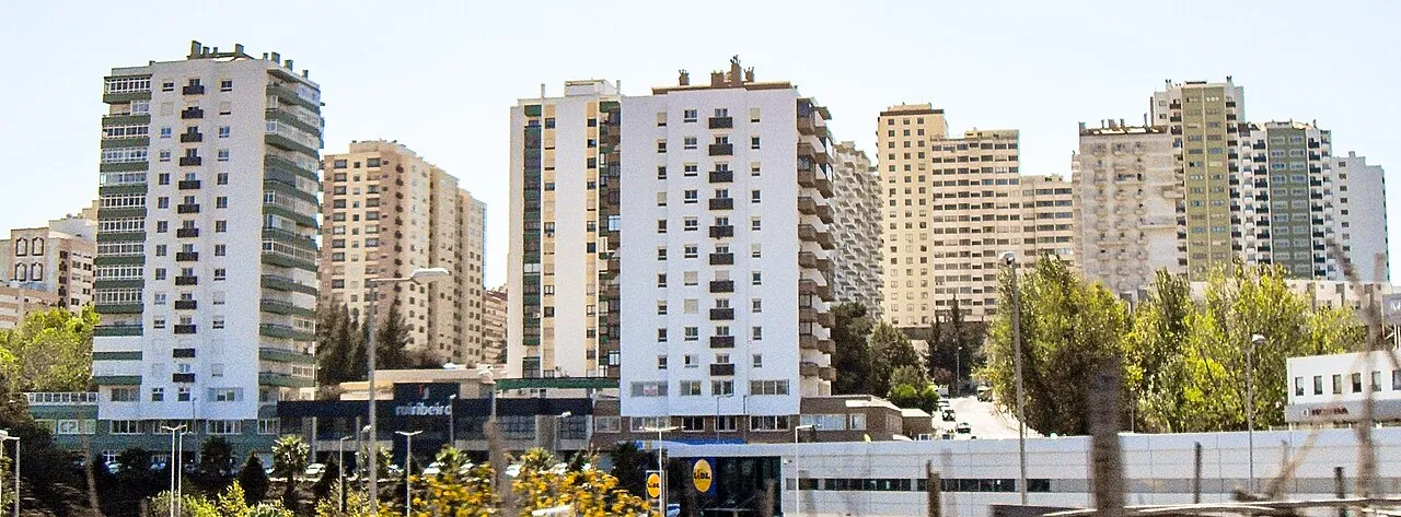 Pemandangan lanskap perkotaan Amadora di wilayah metropolitan Lisboa, Portugal