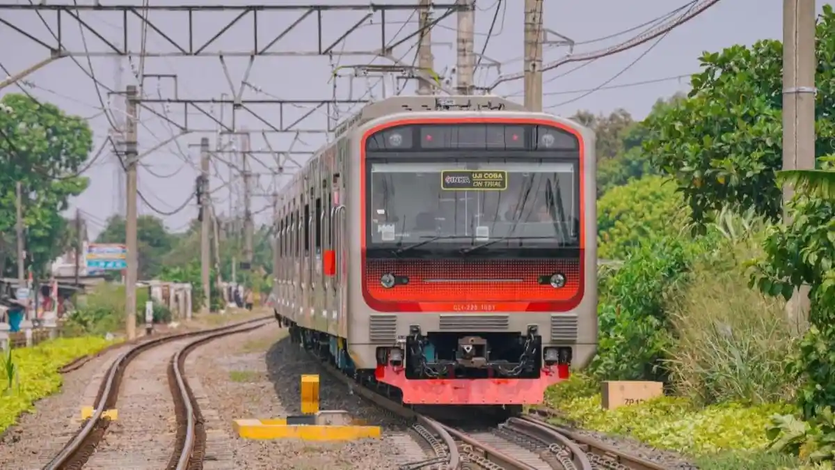Suasana evakuasi di sekitar perlintasan Stasiun Jurangmangu Tangerang Selatan