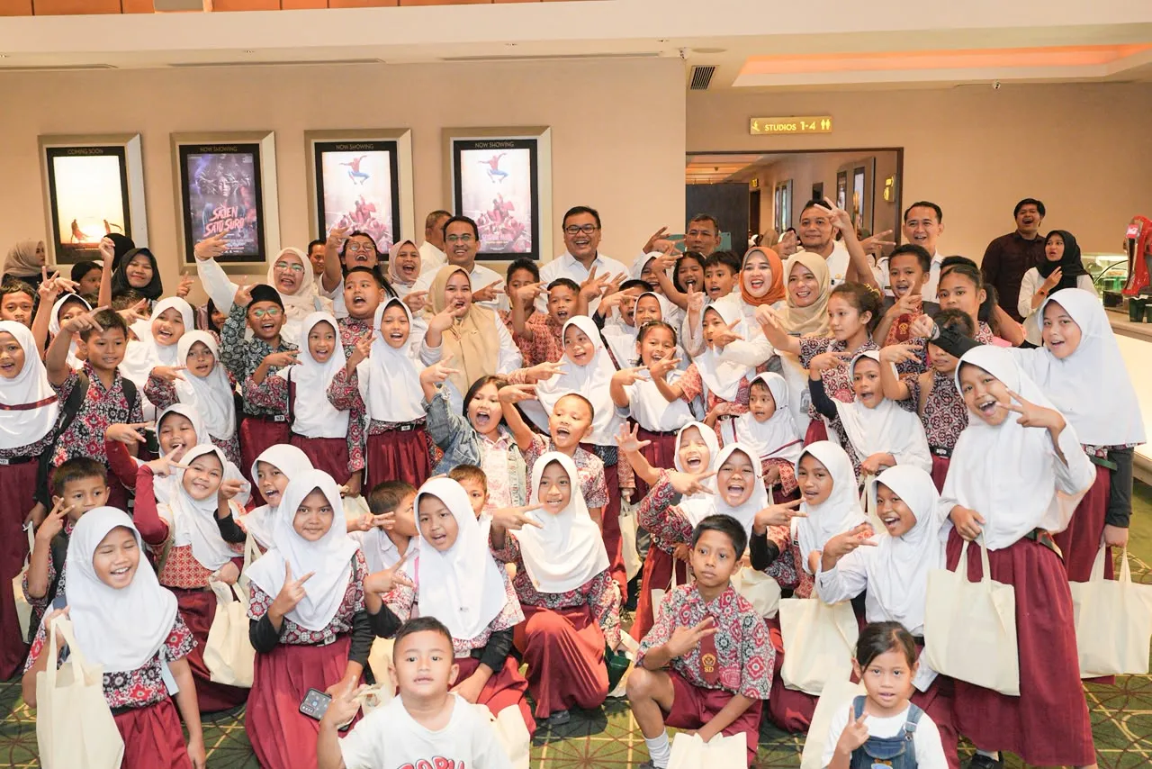 Anak-anak Tanjung Morawa nonton bareng bersama Bupati Deli Serdang
