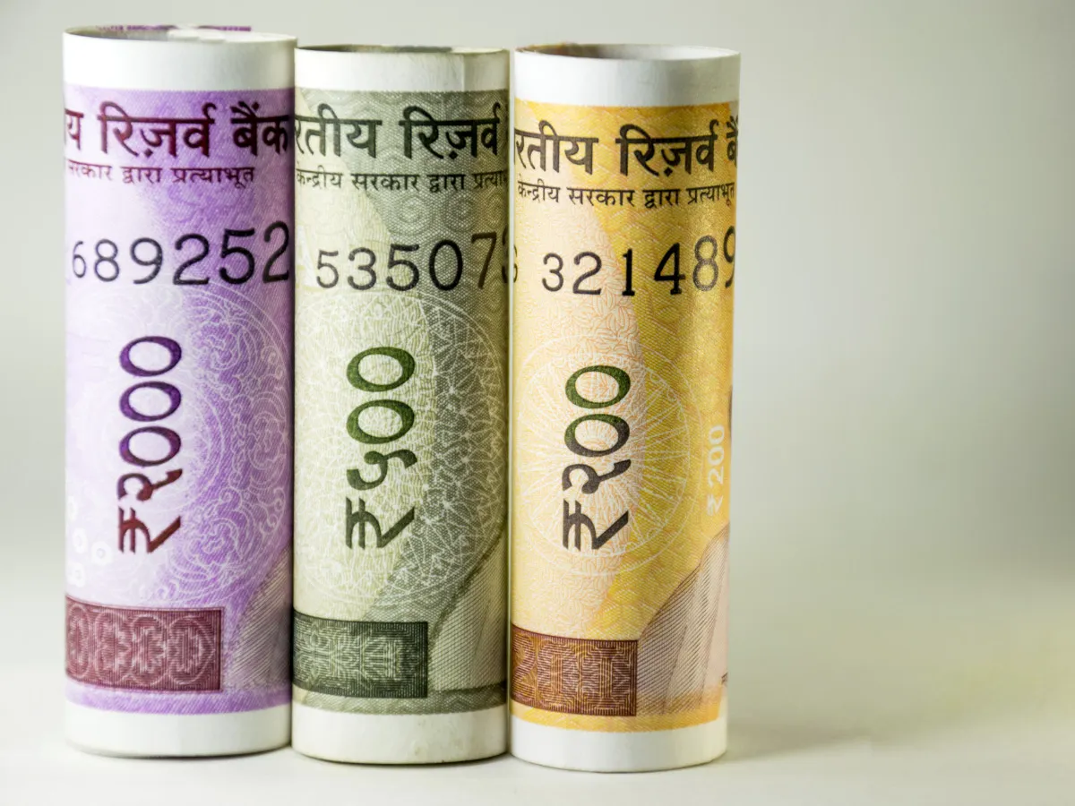Grafik pergerakan kurs USD to INR dengan intervensi Reserve Bank of India