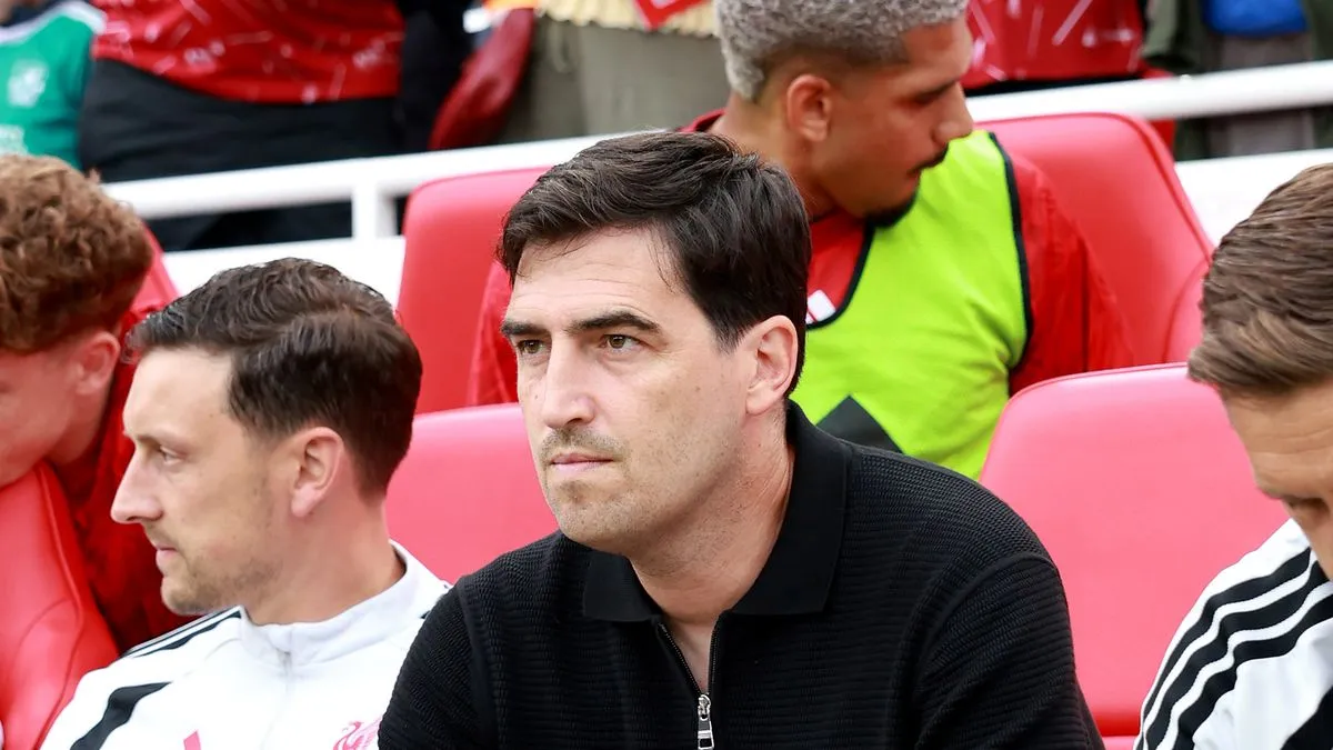 Pelatih Liverpool Andoni Iraola memantau sesi latihan menjelang Liga Inggris