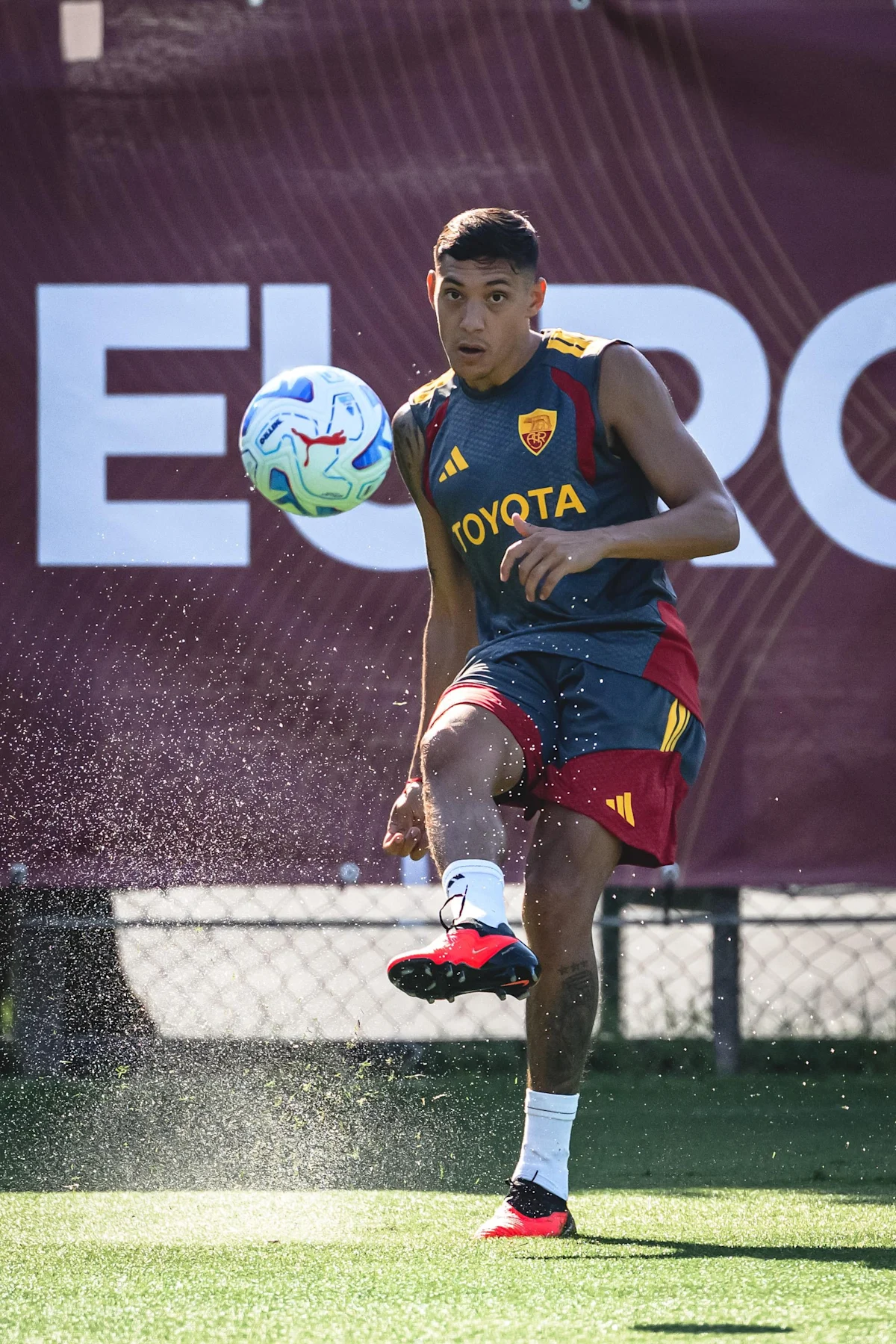 Pemain baru AS Roma Nahuel Molina saat berlatih di lapangan latihan klub