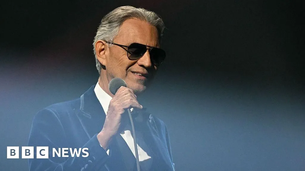 Penyanyi tenor asal Italia Andrea Bocelli saat tampil di atas panggung
