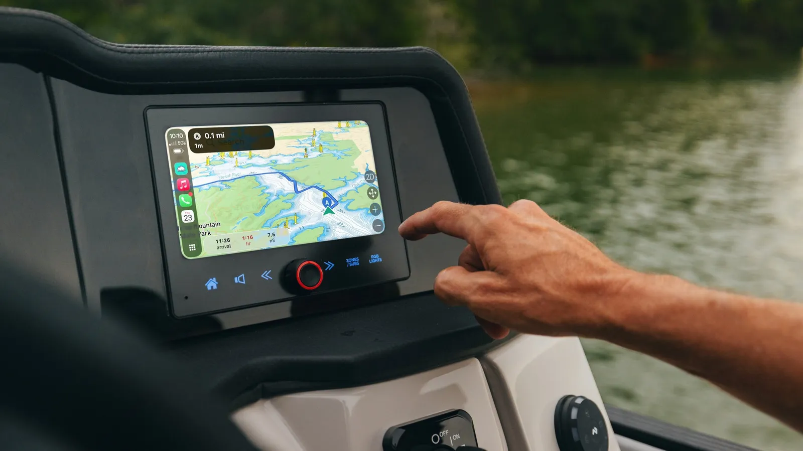 Tampilan sistem Android Auto dan Apple CarPlay pada layar navigasi perahu modern