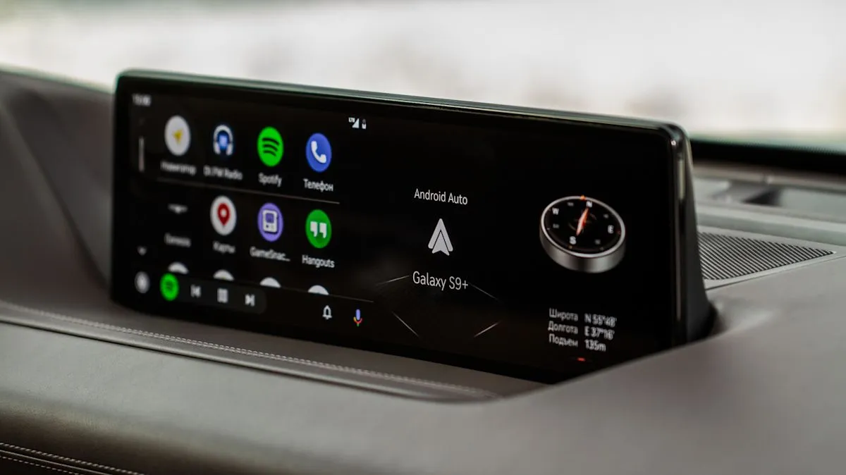Tampilan layar Android Auto dan Apple CarPlay pada dashboard mobil modern