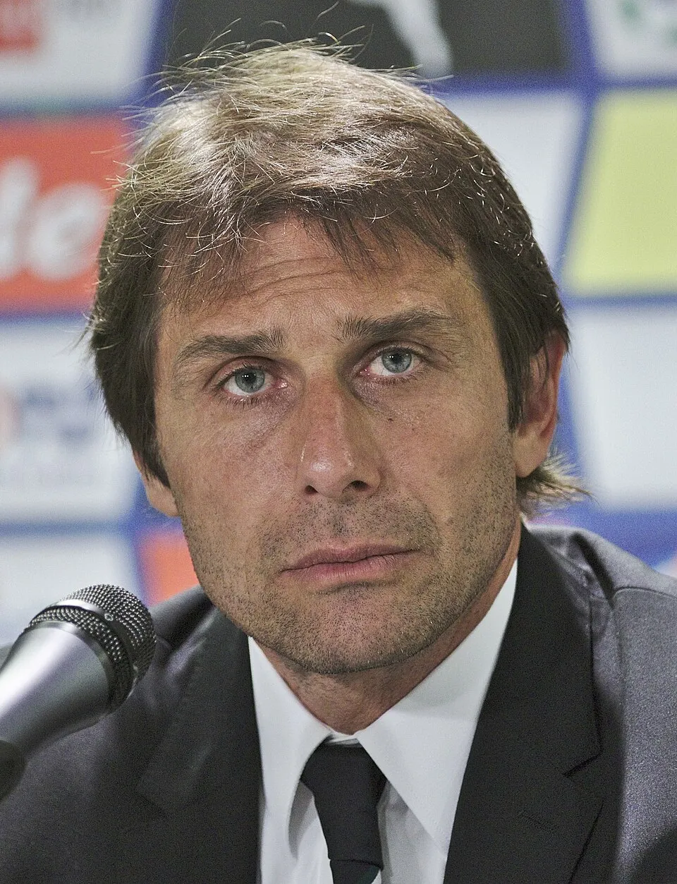 Antonio Conte saat memimpin tim sebagai manajer sepak bola profesional
