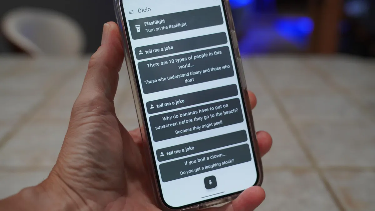 Tampilan aplikasi asisten suara Dicio di smartphone Android sebagai alternatif pengganti Gemini