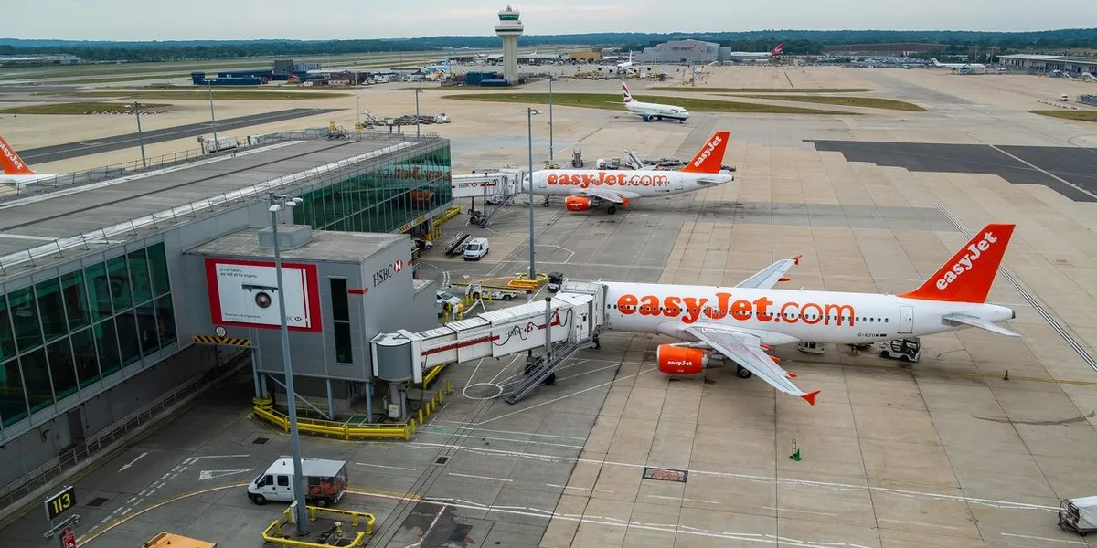 Pesawat maskapai EasyJet terbang di udara sebagai ilustrasi akuisisi