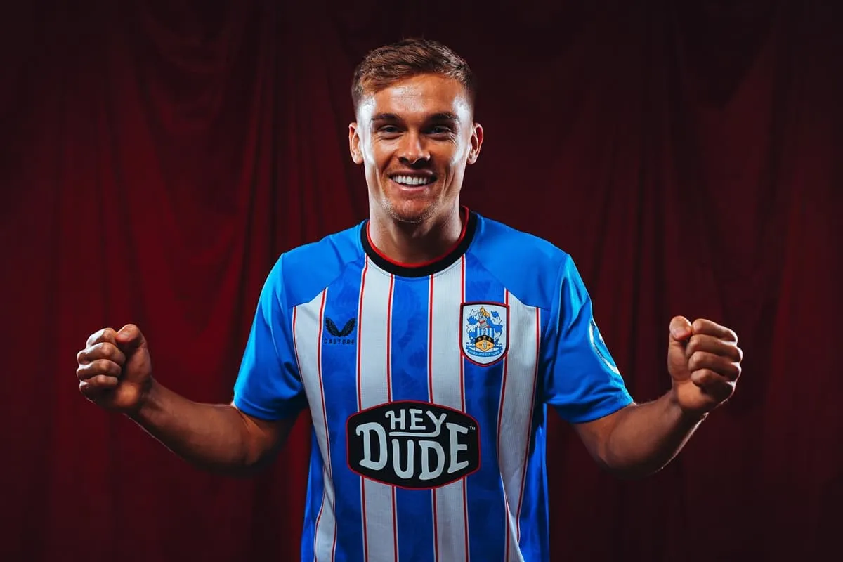 Gelandang Huddersfield Town Archie Collins saat sesi latihan mengenakan jersey klub