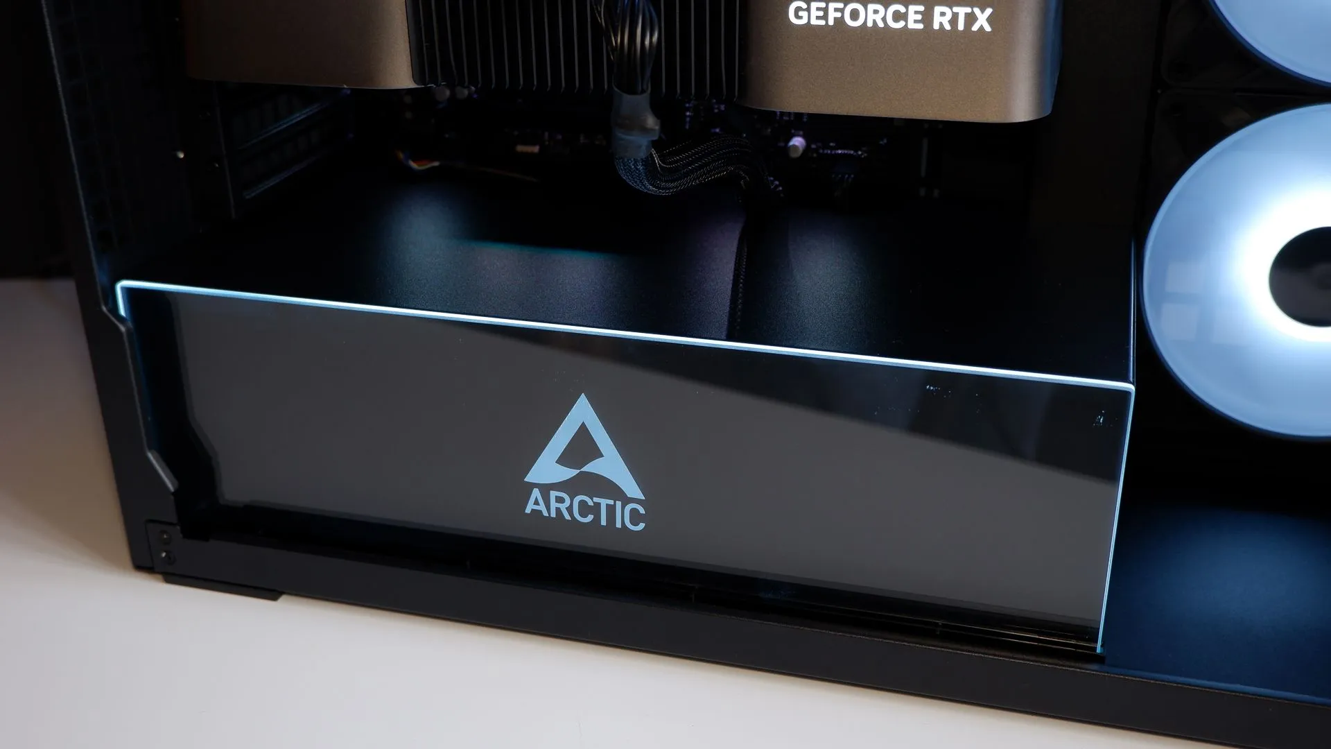 Komponen pendingin CPU buatan Arctic untuk perangkat PC