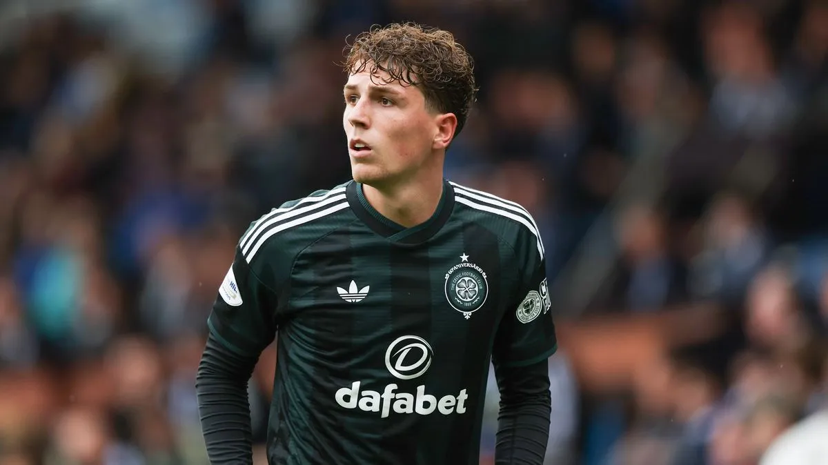 Arne Engels saat membela Celtic dalam pertandingan kompetitif