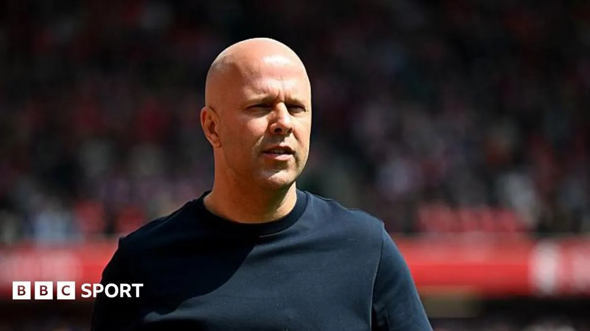 Arne Slot saat memberikan keterangan terkait pembicaraan posisi pelatih Timnas Belanda