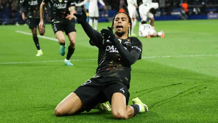 Winger Paris Saint-Germain Bradley Barcola beraksi di atas lapangan