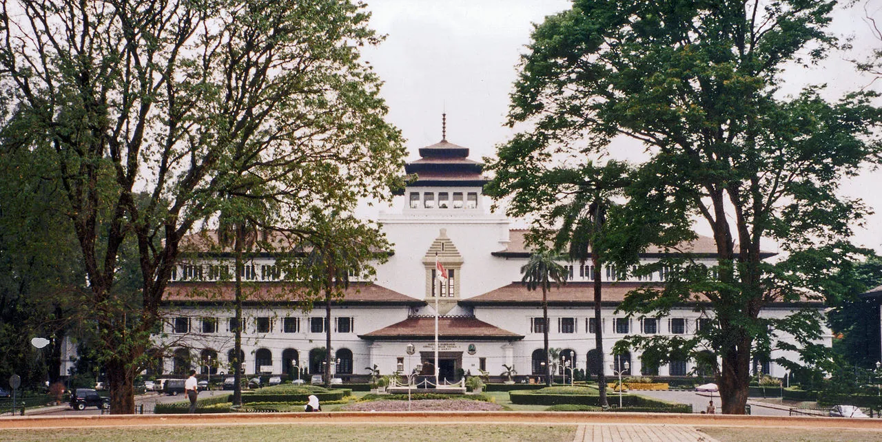 Gedung bersejarah bergaya arsitektur kolonial Belanda di Indonesia