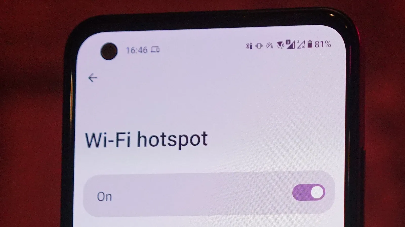 Ilustrasi ikon Wi-Fi pada layar smartphone Android dengan indikator angka kecepatan jaringan