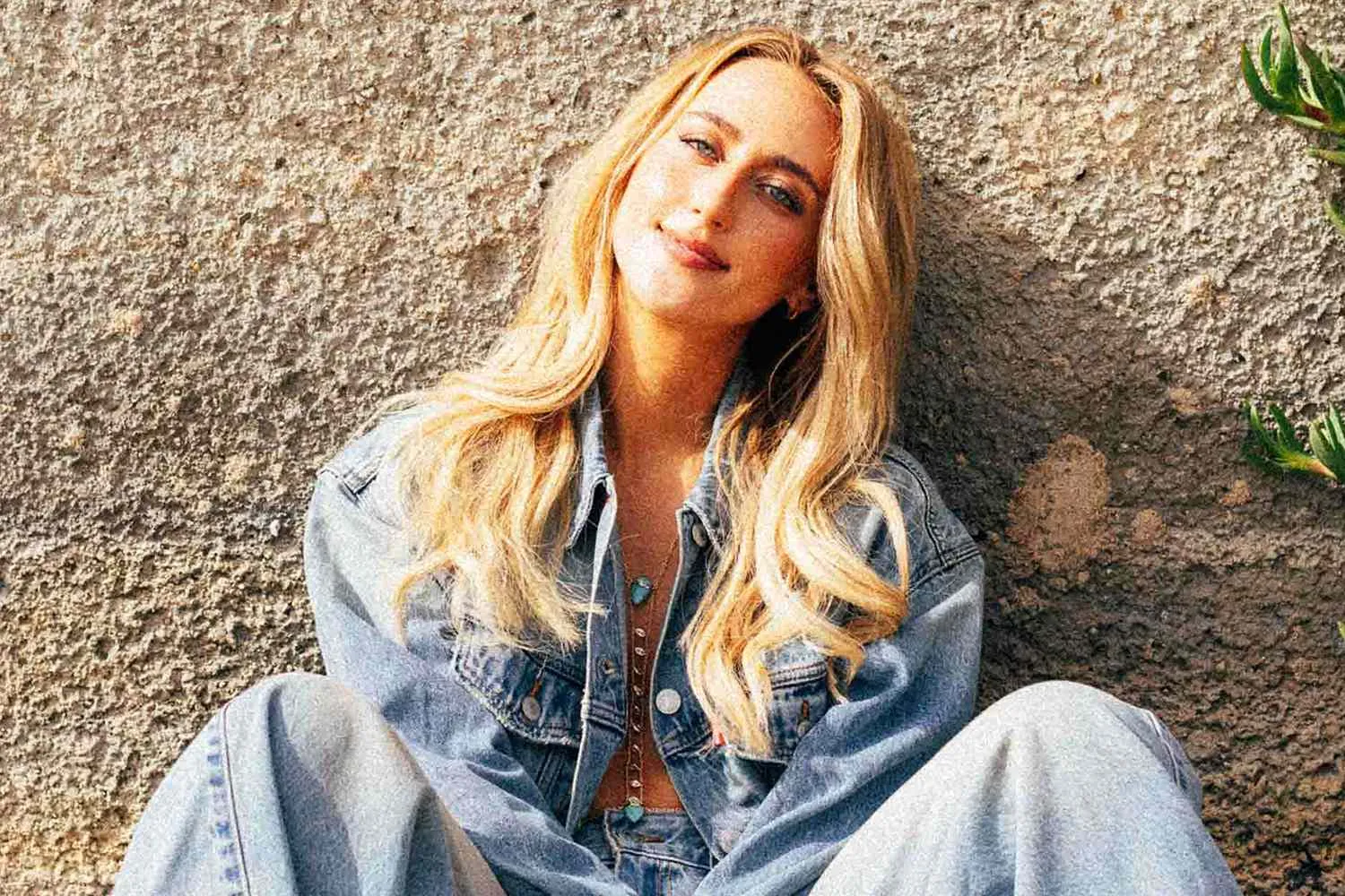 Penyanyi country Ashley Cooke merilis album self-titled terbaru